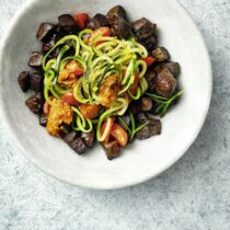 Zucchininudeln mit rotem Pesto und gebratener Leber