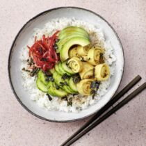 Sushi-Bowl mit Eierröllchen