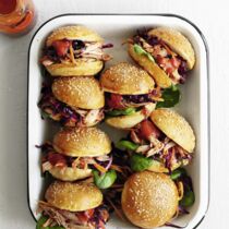 Pulled Pork Buns mit Rotkohl-Slaw Pulled Pork Buns mit Rotkohl-Slaw