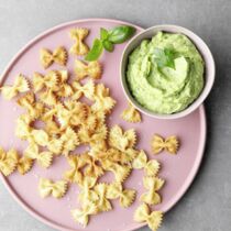 Nudelchips mit Avocadodip Nudelchips mit Avocadodip