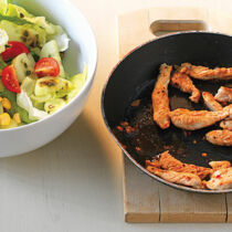 Bunter Salat mit Putenstreifen