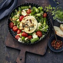 Gr&uuml;ner Spargel mit Ziegenk&auml;se aus dem Ofen