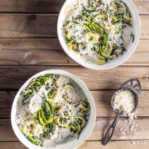 Zucchininudeln mit Blumenkohlsauce Zucchininudeln mit Blumenkohlsauce