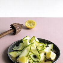 Zucchinisalat-mit-gerösteten-Kapern Zucchinisalat-mit-gerösteten-Kapern