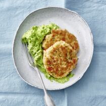 Lachsküchlein mit Edamamestampf Lachsküchlein mit Edamamestampf