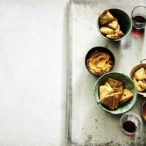 Pita-Chips mit Tomatenhummus