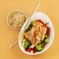 Brokkoli-Fisch-Wok mit Naturreis