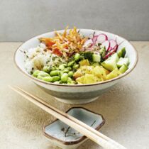Sushi Bowl mit Nori-Flocken und Erdnuss-Sauce Sushi Bowl mit Nori-Flocken und Erdnuss-Sauce