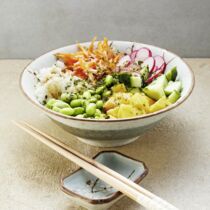 Sushi Bowl mit Nori-Flocken und Erdnuss-Sauce