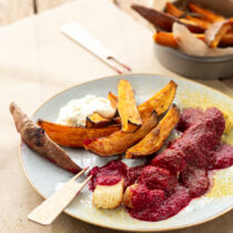 Vegane Lauch-Currywurst mit Süßkartoffelwedges Vegane Lauch-Currywurst mit Süßkartoffelwedges