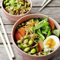 Asiasuppe mit Edamame und Ei