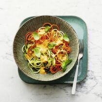 Gemüse-Zoodles mit Paprika-Mandel-Sauce