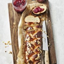 Hefezopf mit
Beerenaufstrich Hefezopf mit
Beerenaufstrich