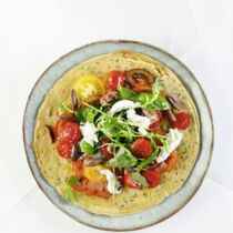 Kichererbsen-Socca mit Tomaten und Rucola Kichererbsen-Socca mit Tomaten und Rucola