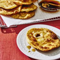 Frittierte Teigfladen mit Guavensirup Frittierte Teigfladen mit Guavensirup