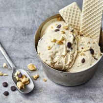Erdnusseis mit Schokotropfen Erdnusseis mit Schokotropfen