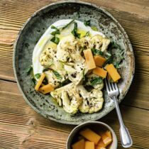 Dicke Blumenkohl-Scheiben mit Tahin Dicke Blumenkohl-Scheiben mit Tahin