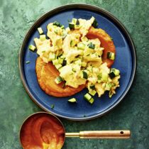 Süßkartoffelpüree mit Zucchini-Rührei