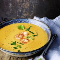 Orangen-Möhren-Suppe 
mit Garnelen