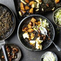 Bowl mit Soba-Nudeln und Mandeln Bowl mit Soba-Nudeln und Mandeln