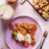 Erdbeer-Hafer-Crumble mit Vanille-Cashewcreme und Rhabarberkompott Erdbeer-Hafer-Crumble mit Vanille-Cashewcreme und Rhabarberkompott