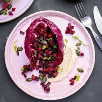 Radicchio mit Apfel-Beete-Tatar und Bohnen-Haselnuss-Dip