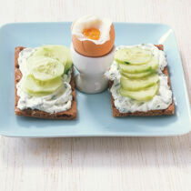 Gurken-Knäcke mit Ei