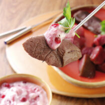 Wildfondue mit Preiselbeersauce