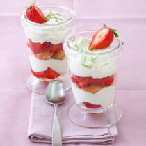 Erdbeer-Mascarpone-Trifle mit Holundersirup Erdbeer-Mascarpone-Trifle mit Holundersirup