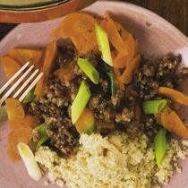 Couscous-Hackfleisch-Pfanne mit Dip