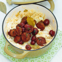 Salsiccia mit Kirschen und Sauerkraut