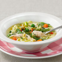 Nudelsuppe mit Hähnchen und Eierflocken Nudelsuppe mit Hähnchen und Eierflocken
