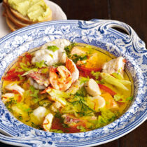 Bouillabaisse mit Safran und Knoblauchbrot