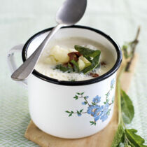 Blumenkohlsuppe mit Salbei Blumenkohlsuppe mit Salbei