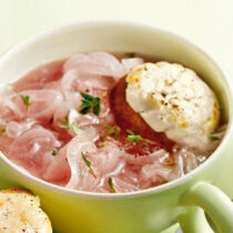 Rote Zwiebelsuppe mit Ziegenkäse-Croûtons
