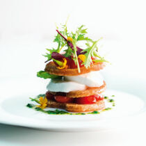 Caprese-Türmchen mit Crostini-Chips Caprese-Türmchen mit Crostini-Chips