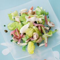 Eisbergsalat mit Pilzen, Gurke und Kochschinken