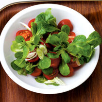 Feldsalat und Tomaten mit Thunfischdressing