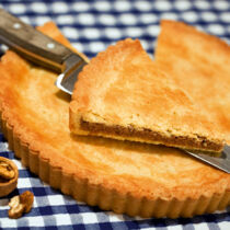 Gedeckter Walnusskuchen