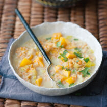 Rote Linsensuppe mit Mango