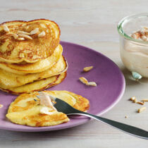 Apfel-Quark-Blini mit Sanddorncreme Apfel-Quark-Blini mit Sanddorncreme