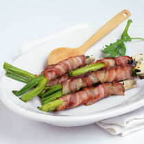 Frühlingszwiebeln in Speck