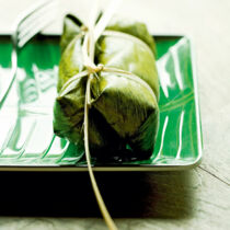 Süße Klebreispäckchen mit Bananen (Khao Thom Mad) Süße Klebreispäckchen mit Bananen (Khao Thom Mad)