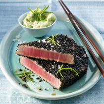 Thunfisch in Sesamkruste mit Avocado-Chili-Dip