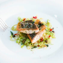 Saiblingsfilets mit Spitzkohlsalat und Kapernbutter