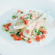 Pochierter Kabeljau mit Tomaten-Basilikum-Sauce