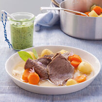 Kalbstafelspitz mit Bouillonkartoffeln und Rucolasauce Kalbstafelspitz mit Bouillonkartoffeln und Rucolasauce