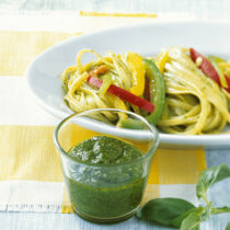 Basilikum-Pesto zu Paprika-Nudeln Basilikum-Pesto zu Paprika-Nudeln