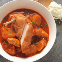 Spargel-Erdäpfel-Gulasch mit gebackenem Stubenküken Spargel-Erdäpfel-Gulasch mit gebackenem Stubenküken