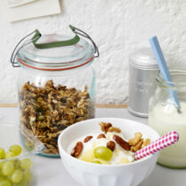 Joghurt mit Obst und Nüssen